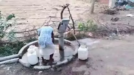 नौगांव: नौगांव क्षेत्र के ग्राम चंदौरा बूंद बूंद पानी के लिए तरस रहे ग्रामीण बच्चों की हो रही पढ़ाई प्रभावित#jansmasya