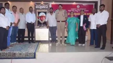 ವಿಜಯಪುರ: ನಗರದ ಜಿಲ್ಲಾಧಿಕಾರಿಗಳ ಕಚೇರಿ ಸಭಾಂಗಣದಲ್ಲಿ ಡಾ.ಪ.ಗು.ಹಳಕಟ್ಟಿ ಜಯಂತಿ ಆಚರಣೆ