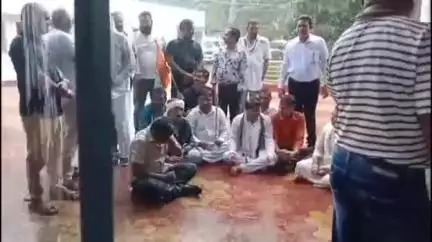 शिवपुरी नगर: कांग्रेस प्रदेश अध्यक्ष पर FIR के विरोध में कार्यकर्ताओं ने एसपी ऑफिस में बैठ कर दिया ज्ञापन