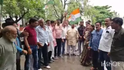 उज्जैन शहर: कांग्रेस कमेटी अध्यक्ष पर केस दर्ज होने के विरोध में कांग्रेस ने पुलिस कंट्रोल रूम के बाहर प्रदर्शन किया