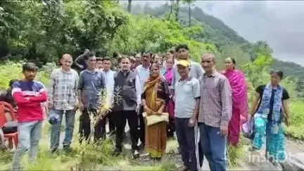 नैनीताल: चुनाव बहिष्कार की राह पर चल रहे ग्रामीणों को प्रशासन का आश्वासन, तीन माह की मोहलत पर बहिष्कार वापस लिया