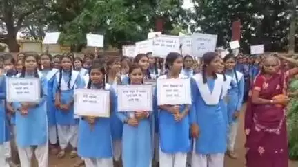 बिंद्रानवागढ़ गरियाबंद: स्कूल को मर्ज किए जाने के खिलाफ फिंगेश्वर में कन्या शाला की छात्राओं ने स्कूल के गेट में जड़ा ताला