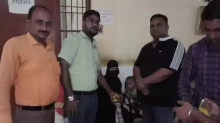 शाहबाद: भाजपा नेता ने सीएचसी में मरीजों को फल वितरित कर एवं पेड़ लगाकर मनाया जन्मदिन