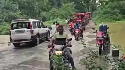 बिंद्रानवागढ़ गरियाबंद: गरियाबंद के देवभोग मुख्यालय को तेल नदी पार बसने वाले 36 गांवों को जोड़ने वाला बरसाती नाला हर बारिश बनता है मुसीबत