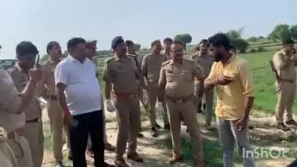 सिकंदराराऊ: जिमिसपुर के खेतों में भारी मात्रा में मिला मास, गोरक्षकों ने किया हंगामा, प्रशासन ने किया जमीन में दबाना