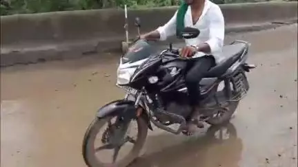 परभणी: विसावा कॉर्नर येथे जायकवाडी कालव्याच्या पुलावर खड्डे,दोन दुचाकी आदळल्या,नागरिकांनी व्यक्त केली नाराजी #jansamasya