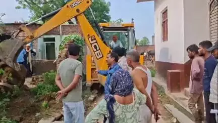 मैनपुरी: कोतवाली क्षेत्र में नगर पालिका की जमीन पर किए गए अवैध कब्जे पर प्रशासन का बुलडोजर चला, नगर पालिका के अधिकारी रहे मौजूद