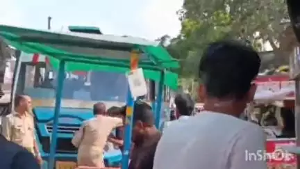 हरदोई: टड़ियावां चौराहे पर पीआरडी जवान और दो युवकों के बीच हुई हाथापाई और गाली-गलौज, वीडियो सोशल मीडिया पर हुआ वायरल