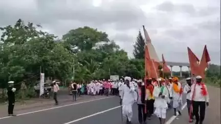 ಬಬಲೇಶ್ವರ: ಕಾಖಂಡಕಿ ಗ್ರಾಮದಲ್ಲಿ ಪಂಡರಾಪುರ ವಿಠ್ಠಲನ ಪಾದಯಾತ್ರಿಗಳಿಗೆ ಉಡಿ ತುಂಬುವ ಕಾರ್ಯಕ್ರಮ ಜರಗಿತು