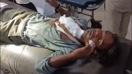 सिंधी कैंप में नशा बेचने वाली महिला ने युवक पर धारदार हथियार से किया हमला, इलाज जारी