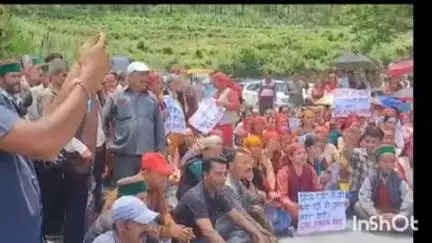 ननखड़ी: हिमाचल प्रदेश दुग्ध उत्पादक संघ ने दत्तनगर मिल्क प्लांट पर किया धरना प्रदर्शन, मुख्यमंत्री को भेजा ज्ञापन