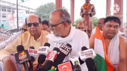 भिवानी: भिवानी में ओमप्रकाश का आरोप: सरकार राशन डिपो पर तेल की कीमत बढ़ाकर जनता का तेल निकालना चाहती है