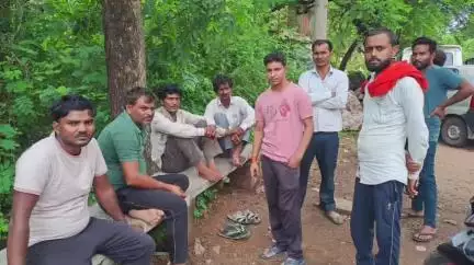 झांसी: फुटेरा में शराब के नशे में सोये व्यक्ति की हुई मौत, बेटे का आरोप- परिजनों ने मिलकर पिलाई शराब