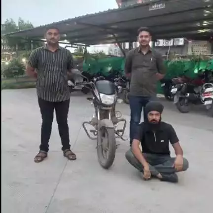 વડોદરા ઉત્તર: MPના રતલામ ખાતેથી ચોરી કરેલ મોટર સાઈકલ સાથે એક ચોરને શહેરના મારેઠા બ્રિજ પાસેથી ઝડ્પયો