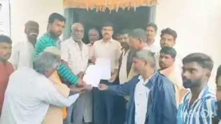 కొడంగల్: పెండింగ్ వేతనాలను విడుదల చేయాలని బొమ్రెస్ పేట్ ఎంపీడీవో వెంకన్ గౌడ్ కు వినతి పత్రం అందజేసిన గ్రామపంచాయతీ కార్మికులు