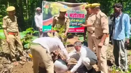 नानपारा: अब्दुल्लागंज रेंज में वन महोत्सव का हुआ आयोजन, जनप्रतिनिधियों ने 6 प्रजातियों के लगाए पौधे और दिलाई शपथ