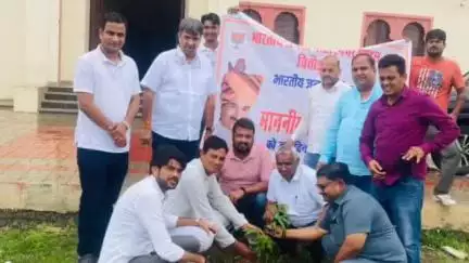 चित्तौड़गढ़: जिला कार्यालय ओछड़ी परिसर में भाजपा प्रदेशाध्यक्ष के जन्म दिवस पर जिलाध्यक्ष के नेतृत्व में पौधारोपण कार्यक्रम आयोजित