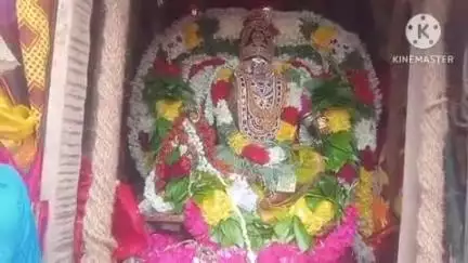 கிருஷ்ணராயபுரம்: 5 டன் எடை கொண்ட தூக்குத் தேரை 200 இளைஞர்கள் தோளில் லாலாபேட்டை கடைவீதியில் சுமந்து சென்றனர்