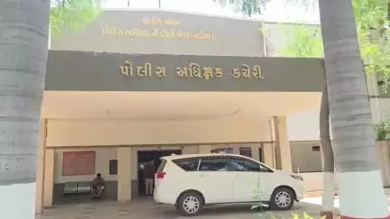 નડિયાદ: શહેરની ક્રાઈમ બ્રાન્ચે ડાકોરના મોર અમલી ગામેથી જુગાર રમતા ત્રણ ઇસમોને ઝડપ્યા