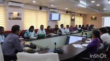 अशोक नगर: कलेक्ट्रेट कार्यालय में कलेक्टर ने विभागवार शासकीय कार्यों की समीक्षा बैठक की