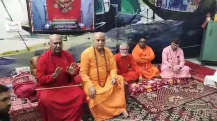 ਅੰਮ੍ਰਿਤਸਰ 2: ਕਾਲੇ ਘਣਪੁਰ ਬਾਲਾ ਜੀ ਮੰਦਰ ਵਿੱਚ ਸੰਤ ਸਮਾਜ ਨੇ ਦੁਰਗਿਆਨਾ ਮੰਦਰ ਚ ਵੀਡੀਓ ਬਣਾਉਣ ਵਾਲੀ ਮਹਿਲਾ ਨੂੰ ਦਿੱਤੀ ਮਾਫੀ