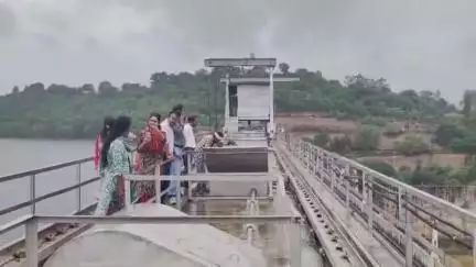 रावतभाटा: मानसून की पहली बारिश से रावतभाटा के राणा बांध में जोरदार पानी की आवक, चंबल पूजा के बाद खोला गया बांध का एक गेट