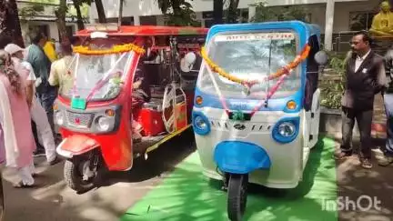बिलासपुर: श्रम विभाग के माध्यम से दो ई-रिक्शा दीदियों को सब्सिडी के साथ वितरण किया गया, केंद्रीय राज्य मंत्री रहे मौजूद