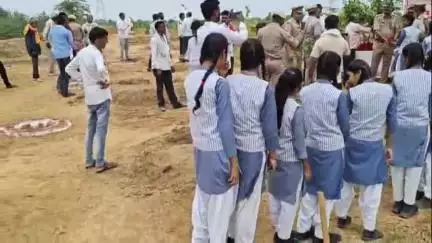 जसवंतनगर: ग्राम बाऊथ में आयोजित वन महोत्सव में स्कूली बच्चों ने बढ़चढ़कर भाग लिया, पौधरोपण के लिए ग्रामीणों को किया जागरूक
