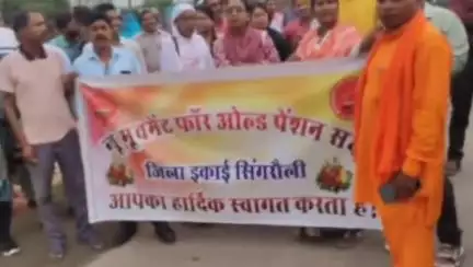 सिंगरौली: ई-अटेंडेंस के विरोध में सड़क पर उतरे शिक्षक, ज्ञापन सौंपा, सरकार से रिचार्ज और मोबाइल का भुगतान मांगा