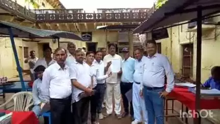 बाड़ी: अधिवक्ताओं ने एडीजे और उपखंड अधिकारी को ज्ञापन सौंपकर तत्काल कार्रवाई की मांग की