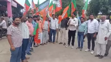 हाटपिपल्या: हेमंत खंडेलवाल के भाजपा प्रदेश अध्यक्ष बनने पर हाटपिपल्या में भाजपा कार्यकर्ताओं ने मनाया जश्न