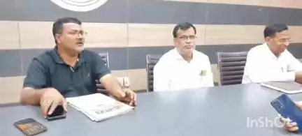 गोरखपुर: बाढ़ से निपटने के लिए तहसील सभागार में स्वयं सहायता समूह की महिलाओं और लेखपालों का प्रशिक्षण सम्पन्न हुआ
