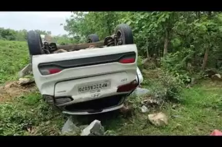 रामटेक: चोरबाहुली ते मरारवाडी दरम्यान कारचा टायर फुटून अनियंत्रित कार रस्त्याच्या कडेला पलटली ; कारमधील तिघे जख्मी