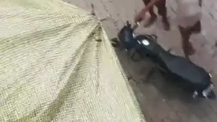 बिलग्राम: भगहर गांव में उधारी के ₹17 हजार मांगने पर दुकानदार दीपक दीक्षित और ग्राहक के बीच विवाद व गाली-गलौज, वीडियो हुआ वायरल