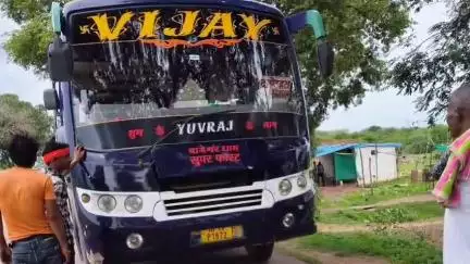 हटा: गैसाबाद में यात्री बस ने ट्रैक्टर को टक्कर मारी, ट्रैक्टर चालक घायल, बड़ा हादसा टला