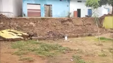 बिजावर: अनगौर में नवनिर्मित आंगनबाड़ी केंद्र की बाउंड्री वॉल ढही, भवन में दरारें, भ्रष्टाचार का आरोप