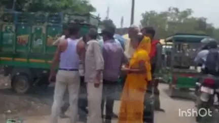 एटा: जीटी रोड पर नगर पालिका के गेट के सामने दो लोगों के बीच हुई जमकर मारपीट, वीडियो सोशल मीडिया पर आया सामने