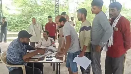 होशंगाबाद नगर: नर्मदापुरम कृषि उपज मंडी में पुलिस की मौजूदगी में किसानों को खाद वितरित किया गया