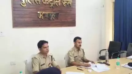 मंडला: पुलिस कंट्रोल रूम में पुलिस अधीक्षक रजत सकलेचा ने अपराधों की समीक्षा बैठक ली, अपराधियों पर सख्त कार्रवाई के निर्देश दिए