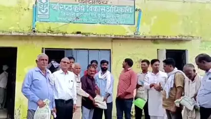 नरवर: नरवर में उड़द बीज मिनी किट का मुफ्त वितरण किया गया