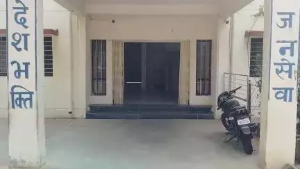 लटेरी: उनारसी के मुडरा रतनसी रोड पर सार्वजनिक स्थान पर नशा करने के मामले में पुलिस ने एक आरोपी के खिलाफ मामला दर्ज किया