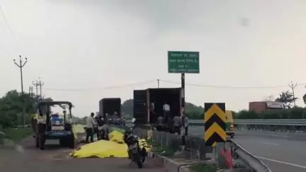 भरथना: बकेवर ओवरब्रिज के पास कानपुर आगरा NH19 पर ट्रक खड़े करके लोड किया जा रहा, हादसों को दावत