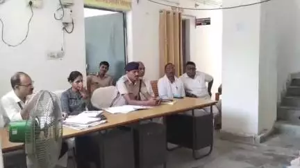 नौतन: मुहर्रम को लेकर नौतन थाना परिसर में शांति समिति की बैठक, लाइसेंस लेना अनिवार्य