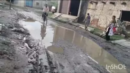 कलान: परौर कुंडलिया मार्ग पर जगह-जगह गड्ढों में जल भरा होने से राहगीर परेशान, गड्ढा भरने की कोई व्यवस्था नहीं