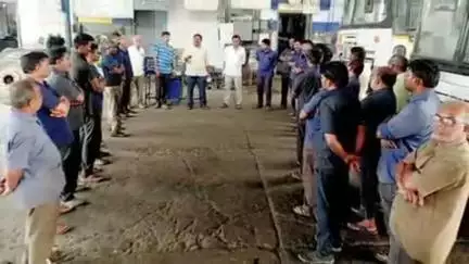 జమ్మలమడుగు: జమ్మలమడుగు :మహిళలకు ఉచిత బస్సు ప్రయాణంపై గ్యారేజీ ఉద్యోగస్తులతో ఆర్టీసీ డిపో మేనేజర్ ప్రవీణ్ సమావేశం