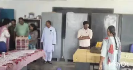 प्रतापपुर: कलेक्टर एवं जिला पंचायत सीईओ ने प्रतापपुर क्षेत्र का दौरा किया, जनसमस्याओं को सुना और दिए आवश्यक निर्देश