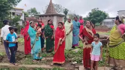 कसडोल: सेमरिया में अवैध भेजा कब्जा हटाने सरपंच ने दिया नोटिस से ग्रामीण परेशान, कलेक्टर जनदर्शन में किया शिकायत 
#jansamasya