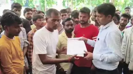लहरपुर: लहरपुर में सेवा ई-रिक्शा यूनियन लखनऊ मंडल के पदाधिकारियों ने डीएम को संबोधित ज्ञापन नायब तहसीलदार को सौंपा