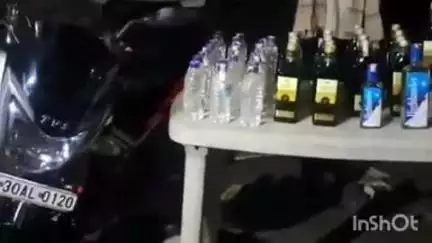 मधवापुर: SSB कैम्प के जवानों ने 53 बोतल शराब और बाइक के साथ एक धंधेबाज को किया गिरफ्तार