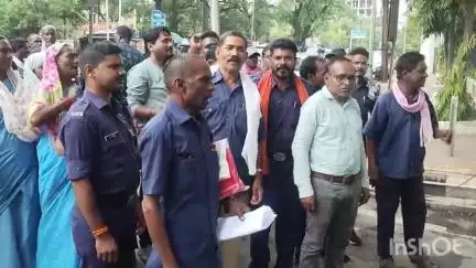 बिलासपुर: कोटवार संघ ने तहसीलदार और पटवारी द्वारा कोटवार को अनावश्यक रूप से परेशान करने की शिकायत लेकर किया प्रदर्शन